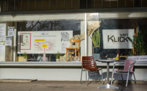 Schaufenster des Kafi Klick in Zürich, Internet-Café für Armutsbetroffene